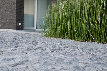 Tuinpad in natuursteen met beplanting